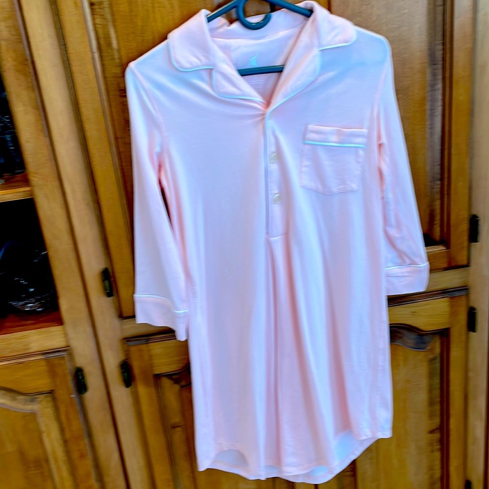 NWOT pink night gown with from pocket.  Supper comfy with front buttons. Size XS
